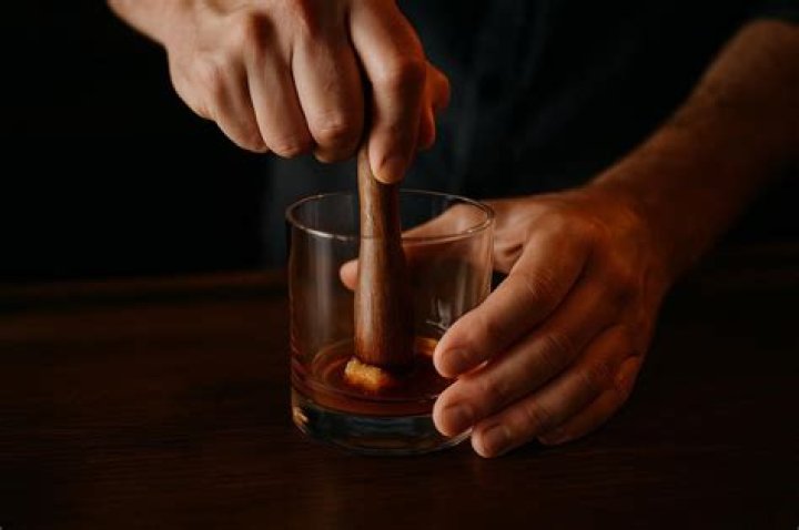 Are you supposed to muddle an old fashioned?