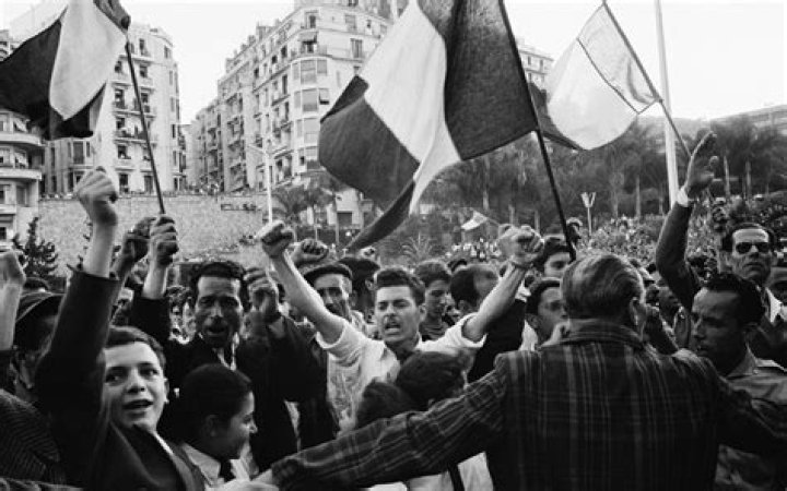 Did algeria gain independence from france peacefully?