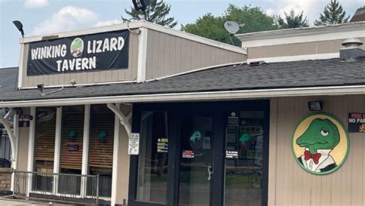 Does winking lizard take reservations?