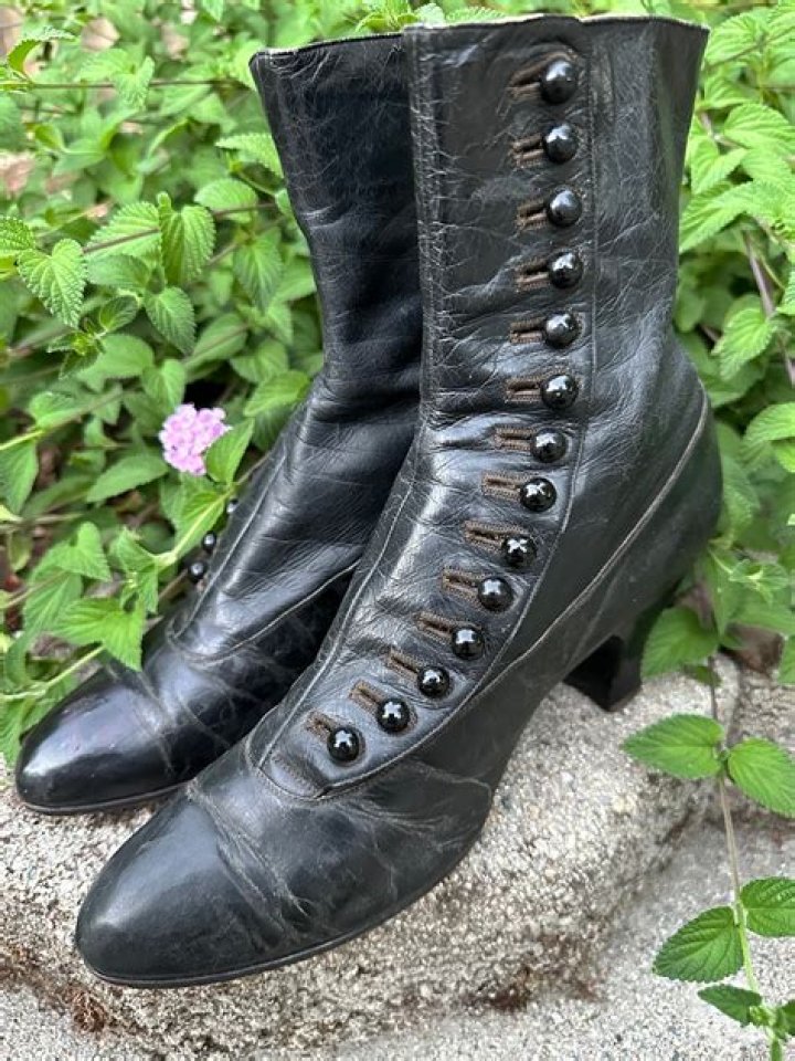 What are high button shoes?