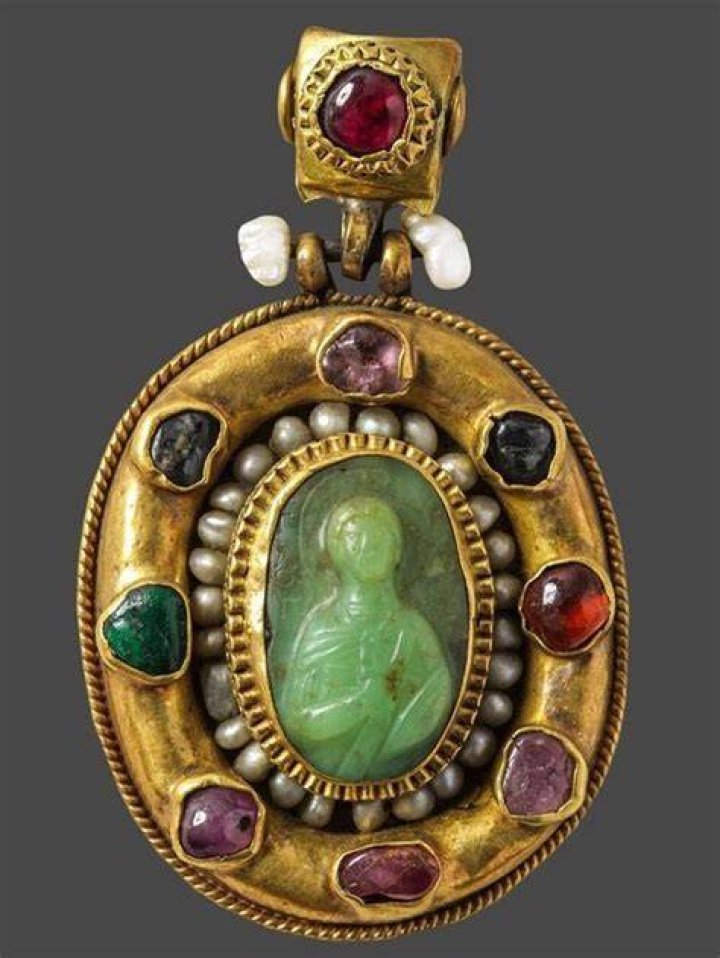 What do cameos symbolize?